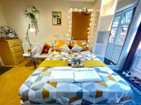 Lovely studio-freeparking nearby restaurants stores, tram, metro link & bus stop